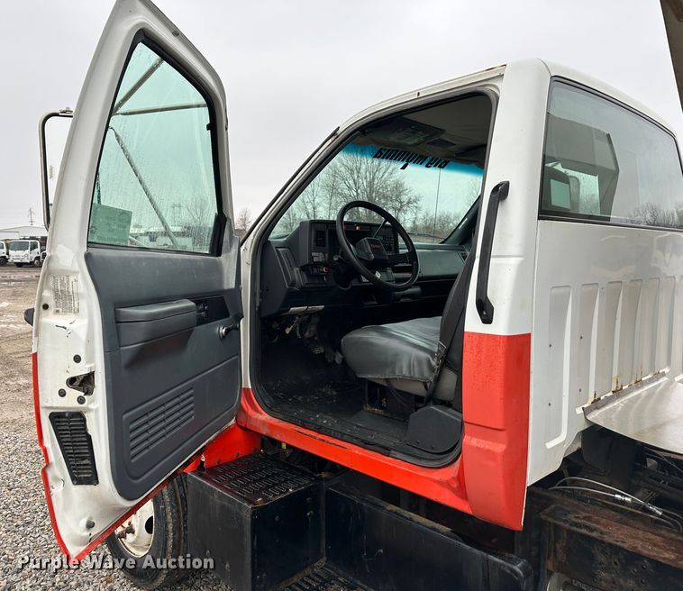 image for item DR5068 2000 GMC C6500  truck cab and chassis