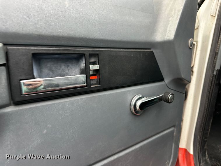 image for item DR5068 2000 GMC C6500  truck cab and chassis