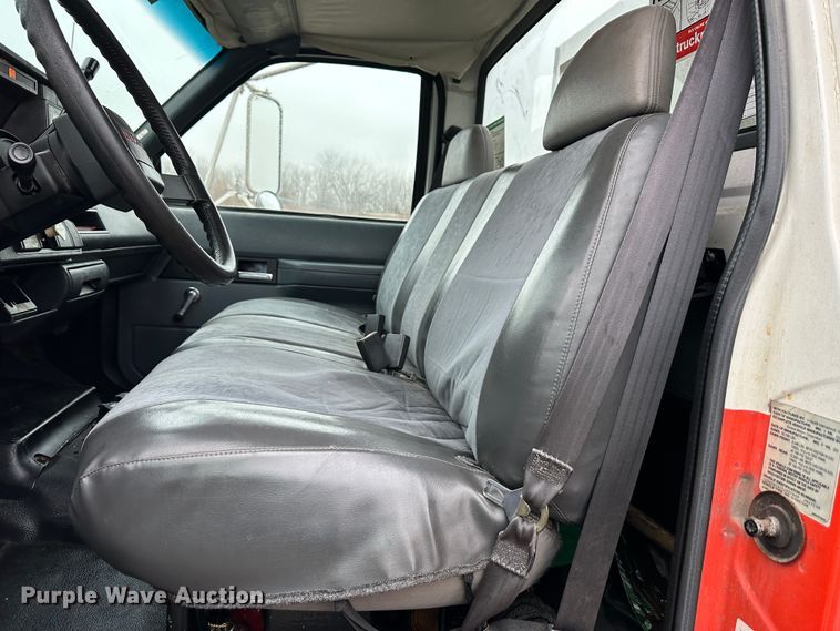 image for item DR5068 2000 GMC C6500  truck cab and chassis