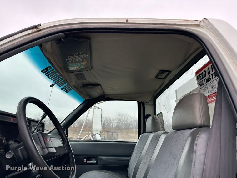 image for item DR5068 2000 GMC C6500  truck cab and chassis