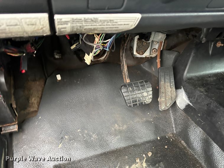 image for item DR5068 2000 GMC C6500  truck cab and chassis