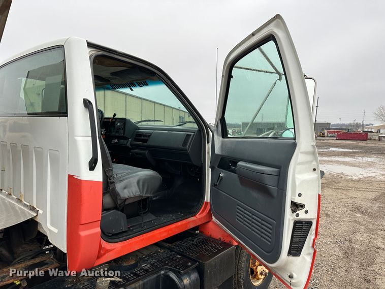 image for item DR5068 2000 GMC C6500  truck cab and chassis