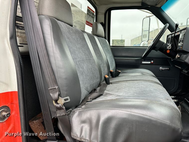 image for item DR5068 2000 GMC C6500  truck cab and chassis