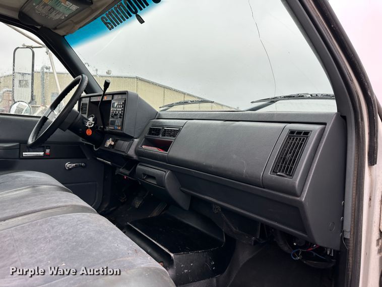 image for item DR5068 2000 GMC C6500  truck cab and chassis