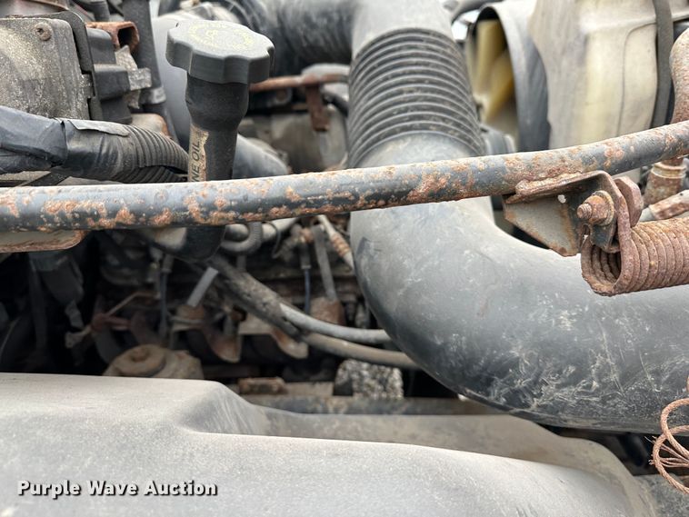 image for item DR5068 2000 GMC C6500  truck cab and chassis