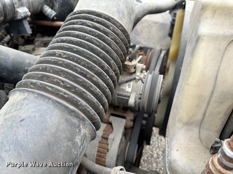 image for item DR5068 2000 GMC C6500  truck cab and chassis