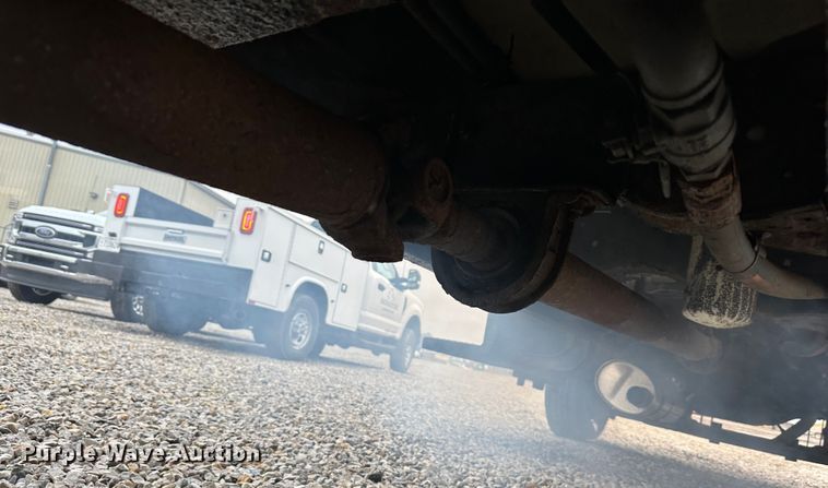 image for item DR5068 2000 GMC C6500  truck cab and chassis