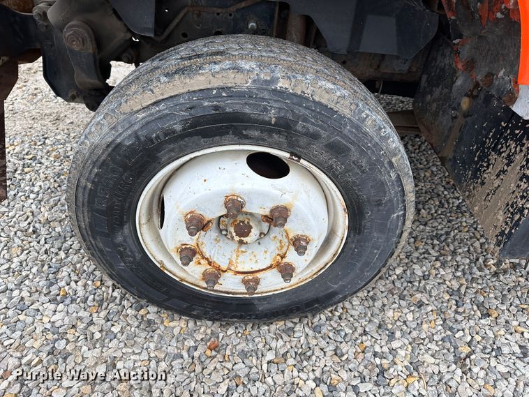 image for item DR5068 2000 GMC C6500  truck cab and chassis