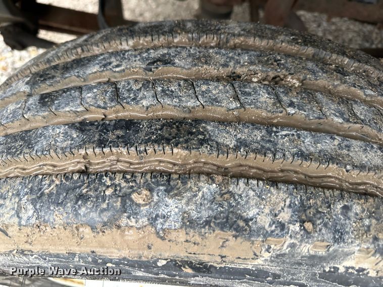 image for item DR5068 2000 GMC C6500  truck cab and chassis