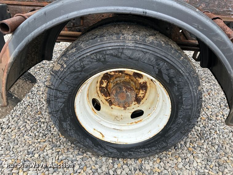 image for item DR5068 2000 GMC C6500  truck cab and chassis