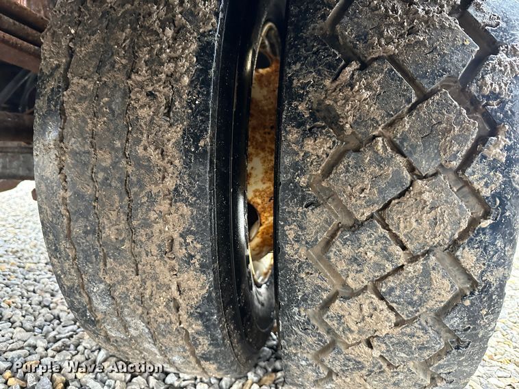 image for item DR5068 2000 GMC C6500  truck cab and chassis