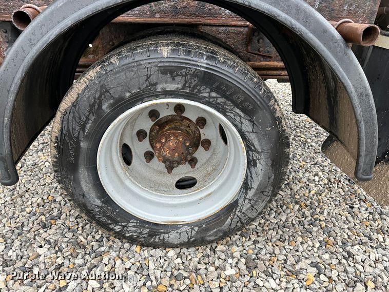 image for item DR5068 2000 GMC C6500  truck cab and chassis