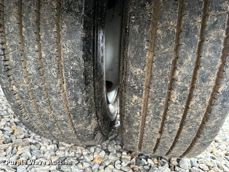 image for item DR5068 2000 GMC C6500  truck cab and chassis