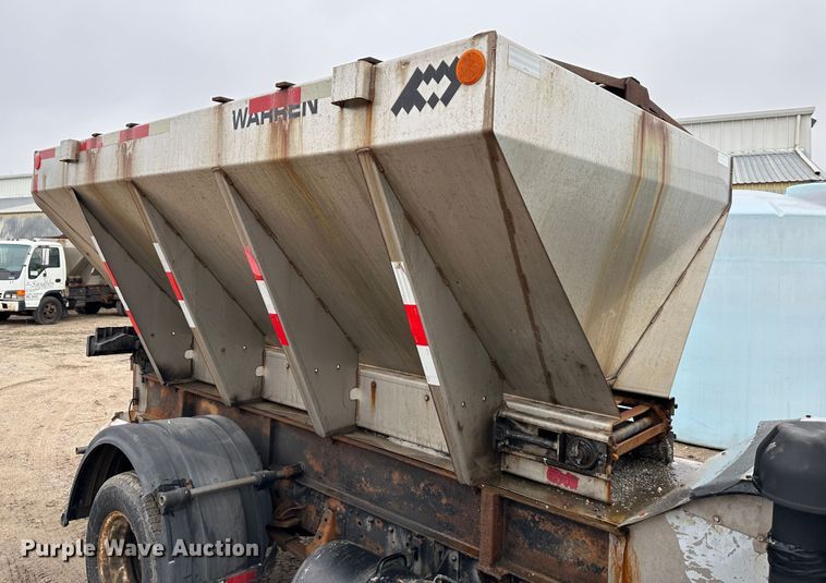 image for item DR5073 2000 Isuzu NPR  truck cab and chassis