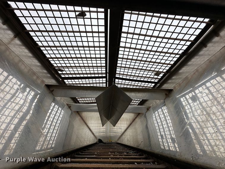 image for item DR5073 2000 Isuzu NPR  truck cab and chassis