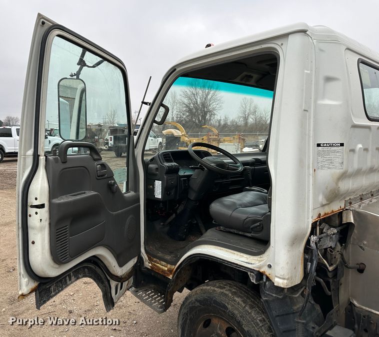 image for item DR5073 2000 Isuzu NPR  truck cab and chassis