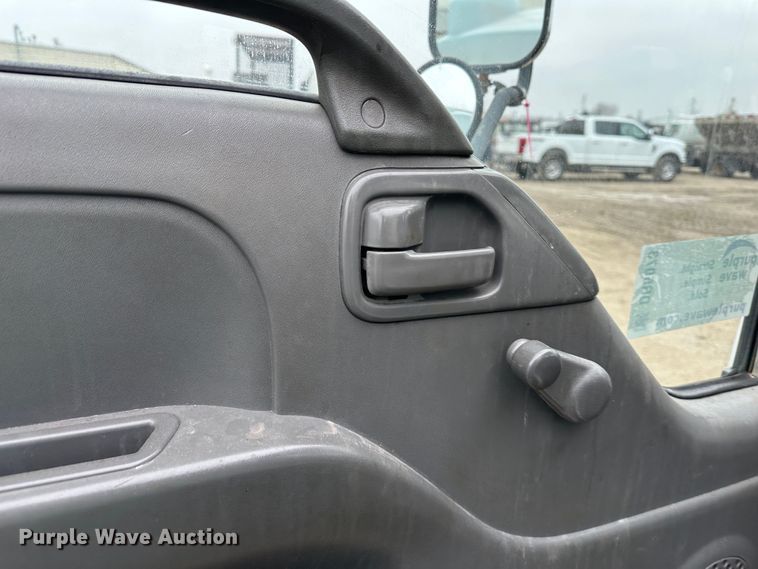 image for item DR5073 2000 Isuzu NPR  truck cab and chassis