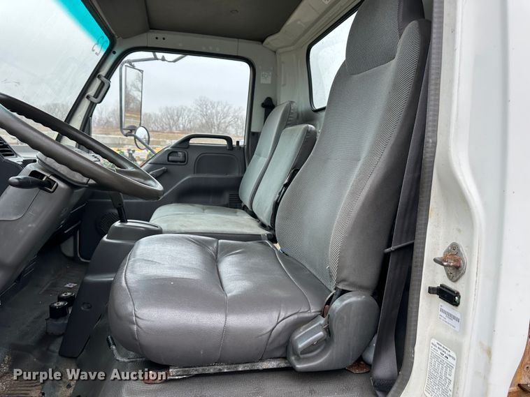 image for item DR5073 2000 Isuzu NPR  truck cab and chassis