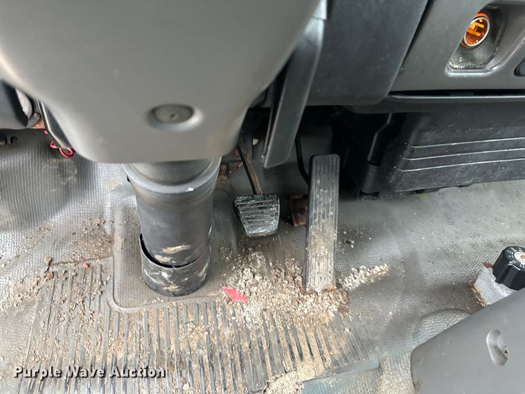 image for item DR5073 2000 Isuzu NPR  truck cab and chassis