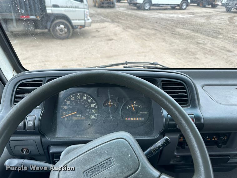 image for item DR5073 2000 Isuzu NPR  truck cab and chassis