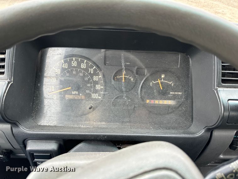 image for item DR5073 2000 Isuzu NPR  truck cab and chassis