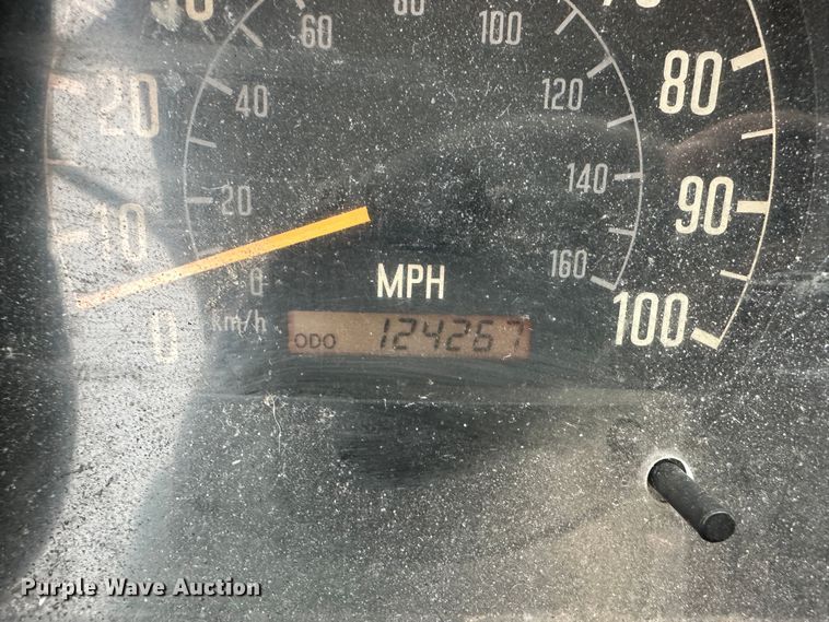 image for item DR5073 2000 Isuzu NPR  truck cab and chassis