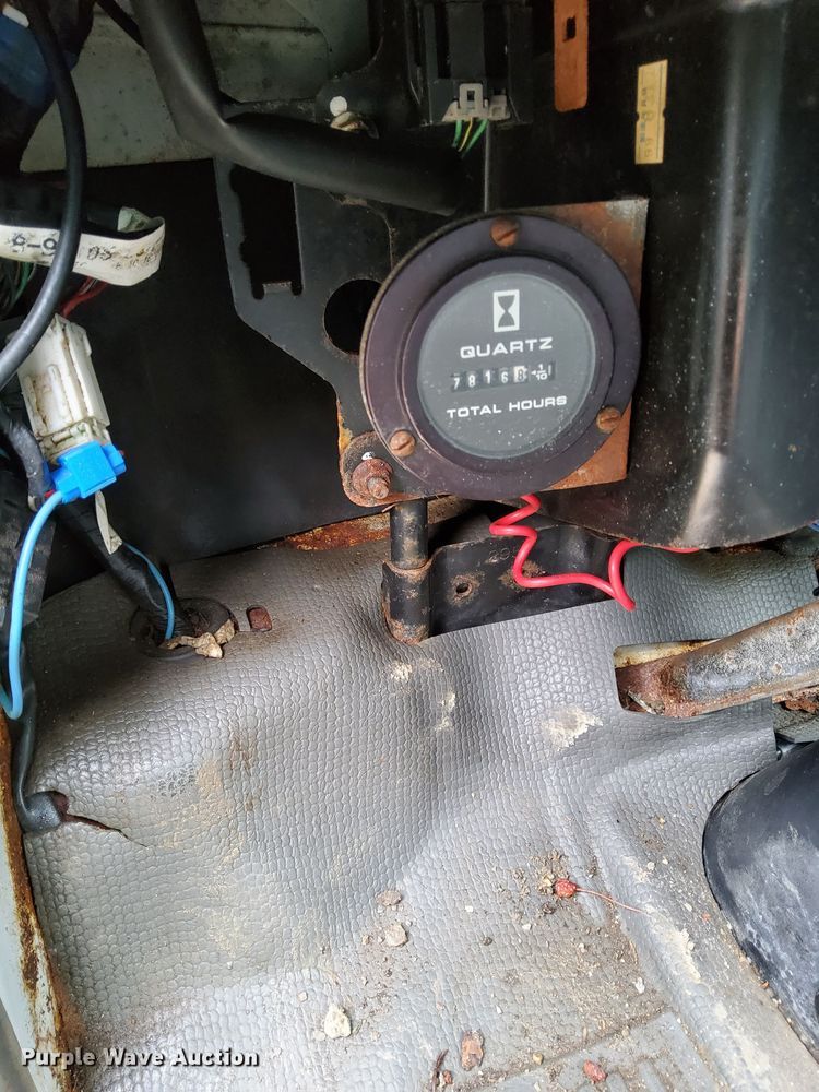 image for item DR5073 2000 Isuzu NPR  truck cab and chassis