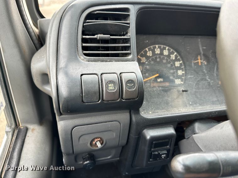 image for item DR5073 2000 Isuzu NPR  truck cab and chassis