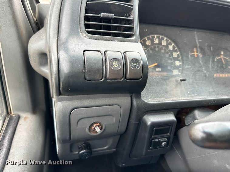 image for item DR5073 2000 Isuzu NPR  truck cab and chassis