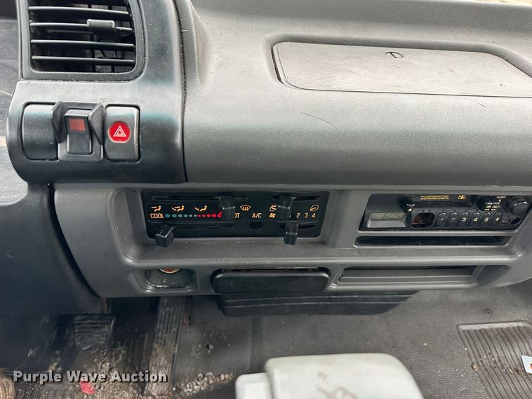 image for item DR5073 2000 Isuzu NPR  truck cab and chassis