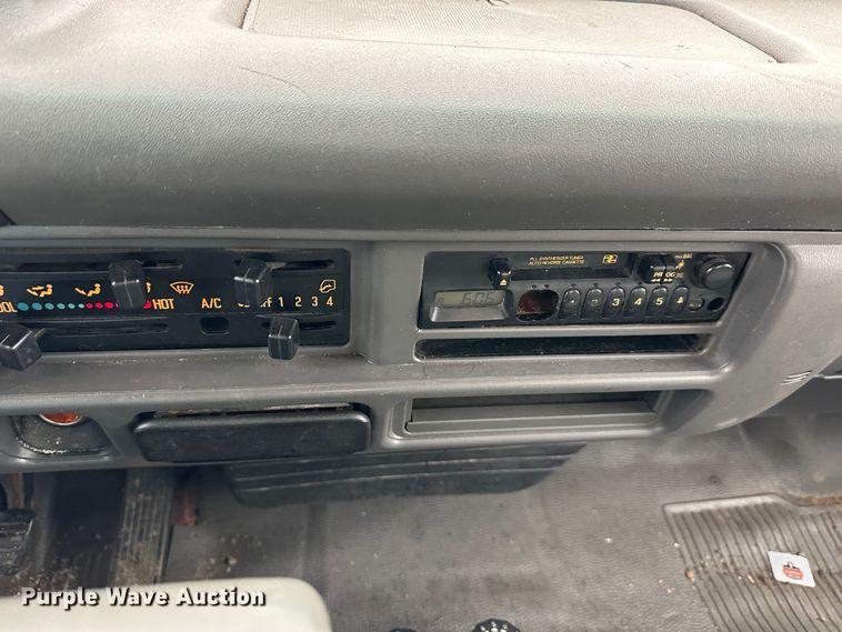 image for item DR5073 2000 Isuzu NPR  truck cab and chassis