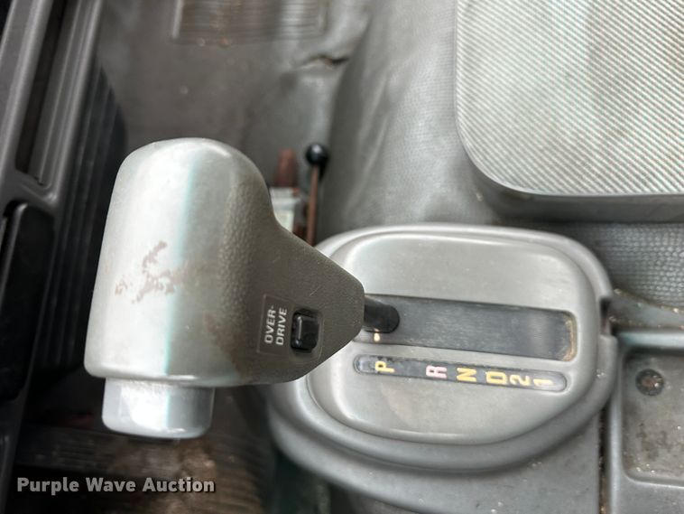 image for item DR5073 2000 Isuzu NPR  truck cab and chassis