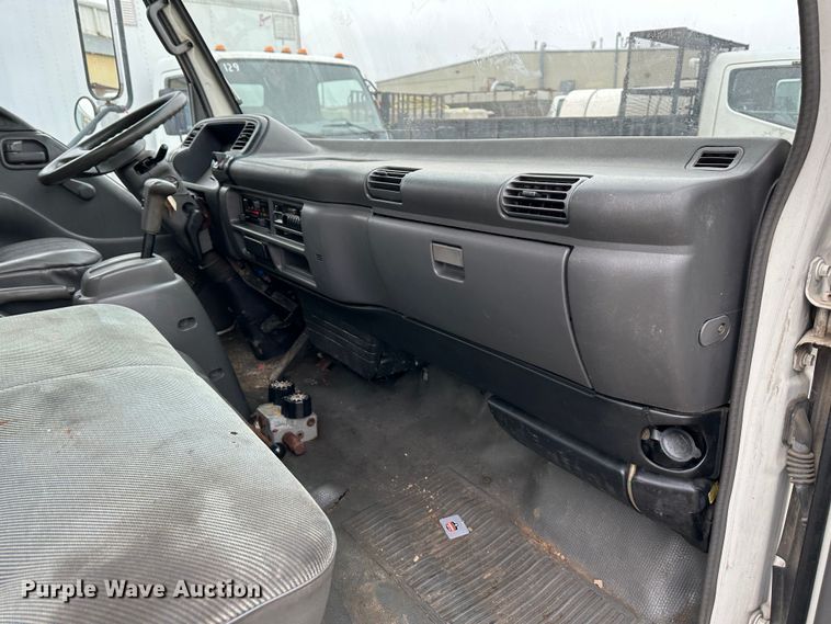 image for item DR5073 2000 Isuzu NPR  truck cab and chassis