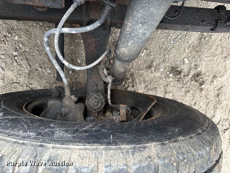 image for item DR5073 2000 Isuzu NPR  truck cab and chassis