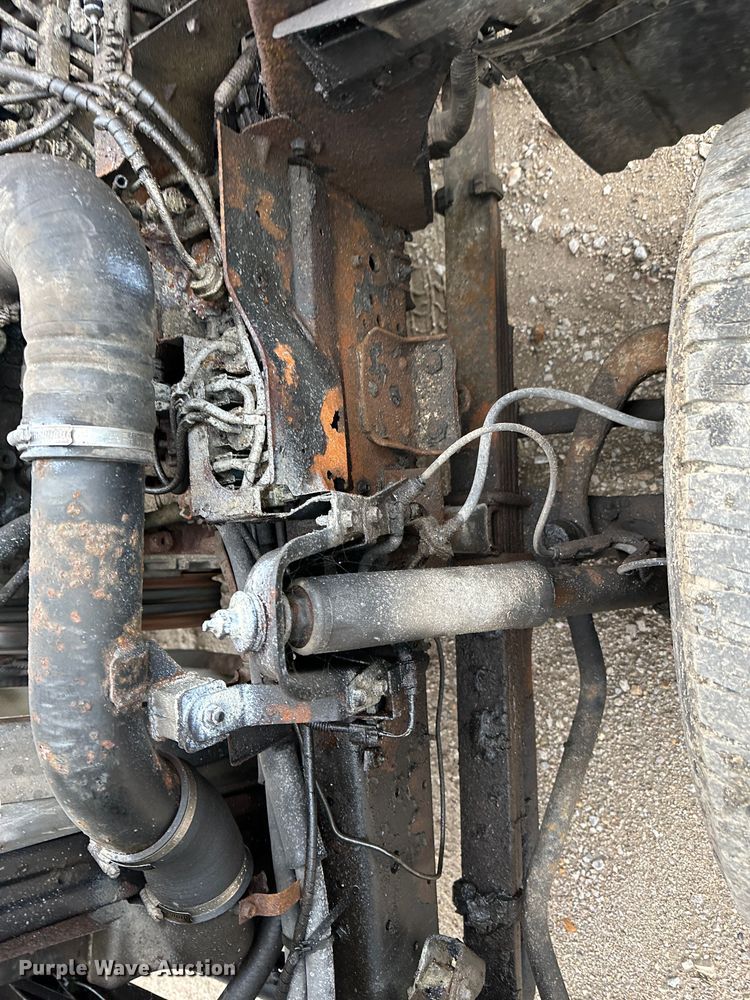 image for item DR5073 2000 Isuzu NPR  truck cab and chassis