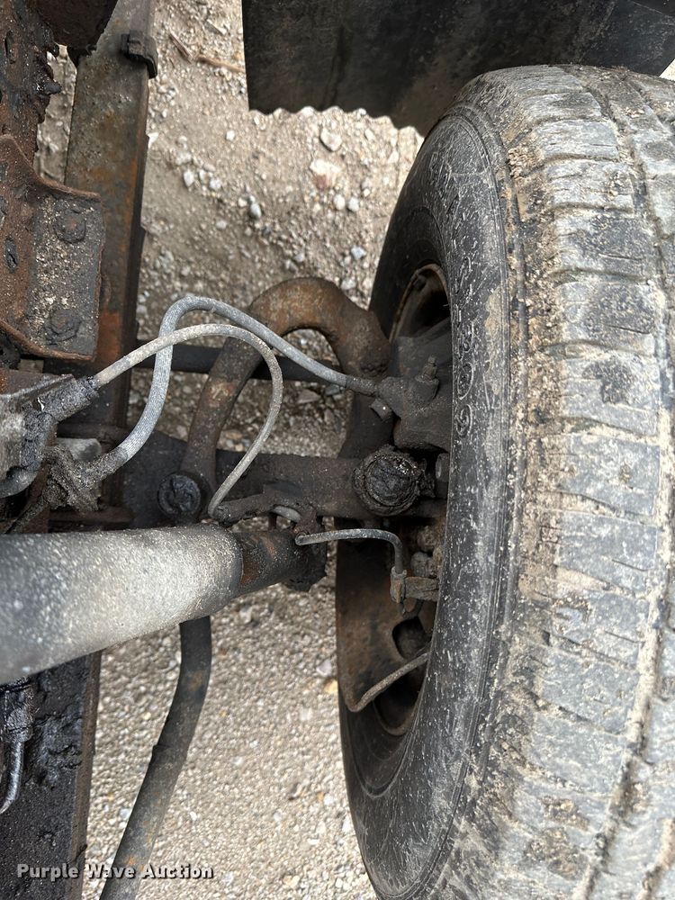 image for item DR5073 2000 Isuzu NPR  truck cab and chassis