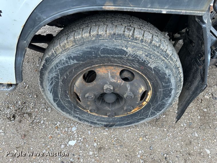 image for item DR5073 2000 Isuzu NPR  truck cab and chassis