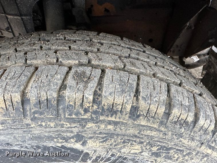 image for item DR5073 2000 Isuzu NPR  truck cab and chassis