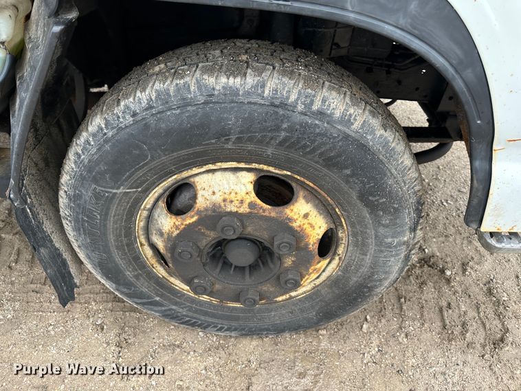 image for item DR5073 2000 Isuzu NPR  truck cab and chassis