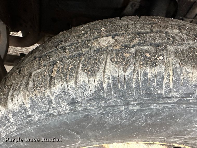 image for item DR5073 2000 Isuzu NPR  truck cab and chassis