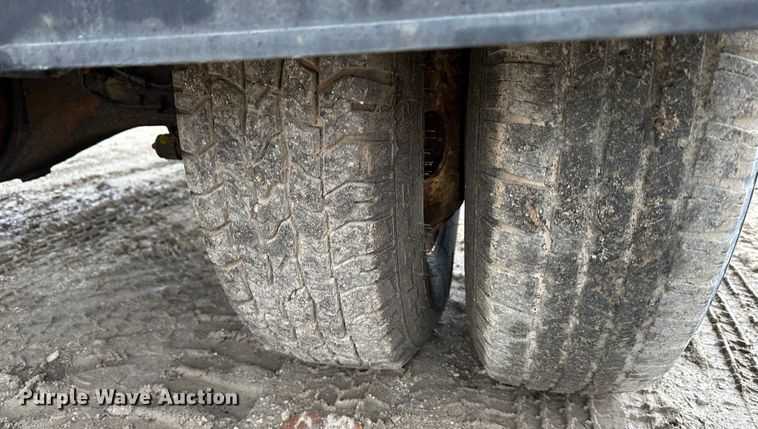 image for item DR5073 2000 Isuzu NPR  truck cab and chassis