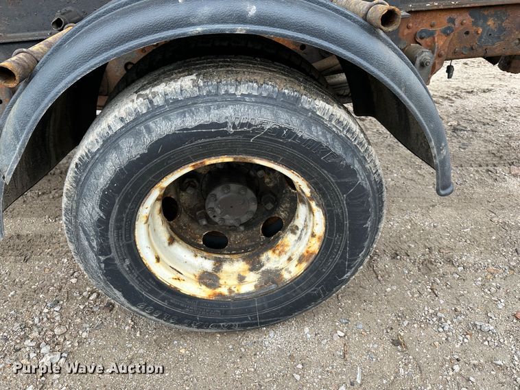 image for item DR5073 2000 Isuzu NPR  truck cab and chassis