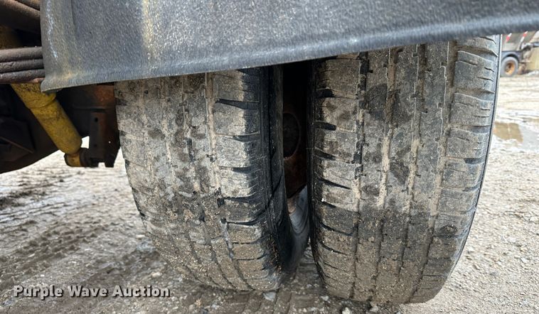 image for item DR5073 2000 Isuzu NPR  truck cab and chassis