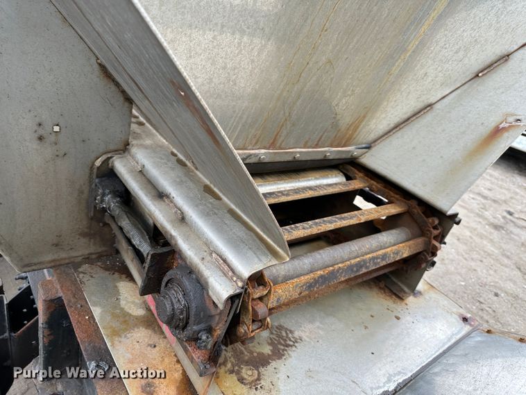 image for item DR5074 1999 Isuzu NPR  truck cab and chassis