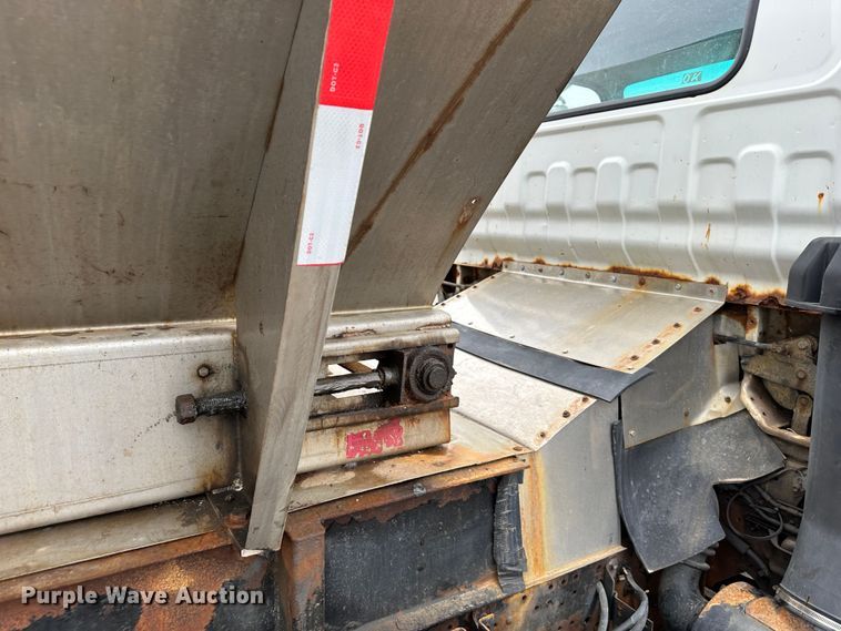 image for item DR5074 1999 Isuzu NPR  truck cab and chassis