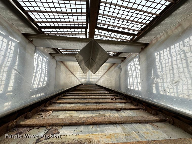 image for item DR5074 1999 Isuzu NPR  truck cab and chassis