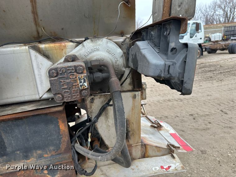 image for item DR5074 1999 Isuzu NPR  truck cab and chassis