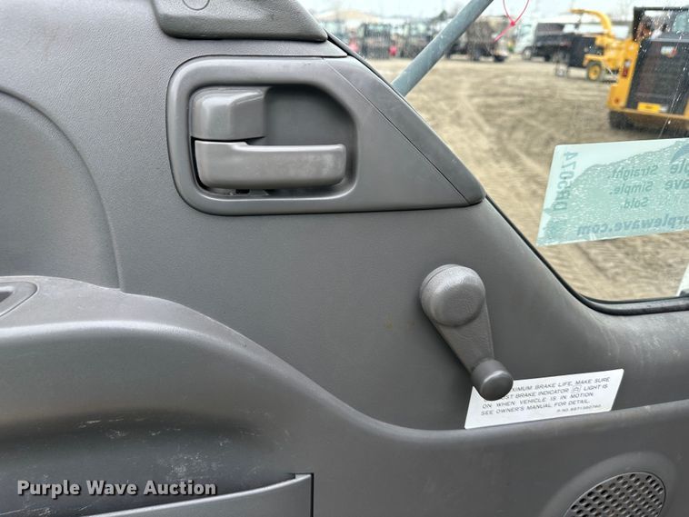 image for item DR5074 1999 Isuzu NPR  truck cab and chassis