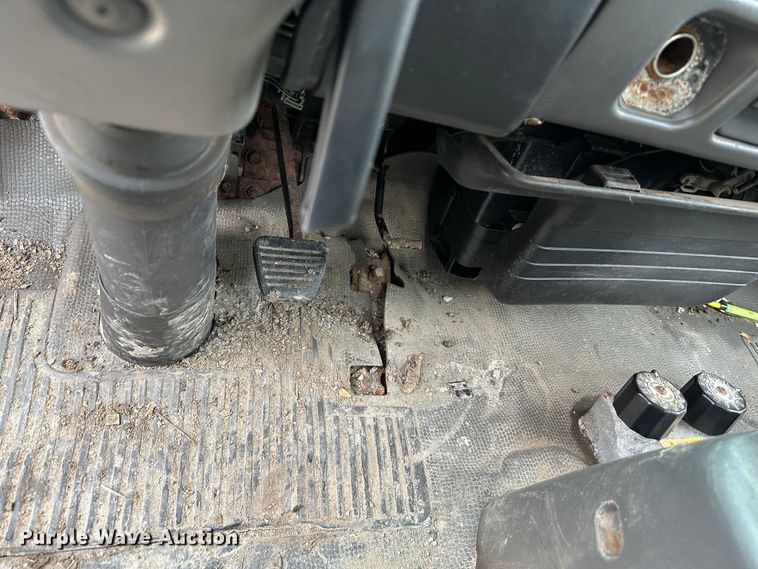 image for item DR5074 1999 Isuzu NPR  truck cab and chassis