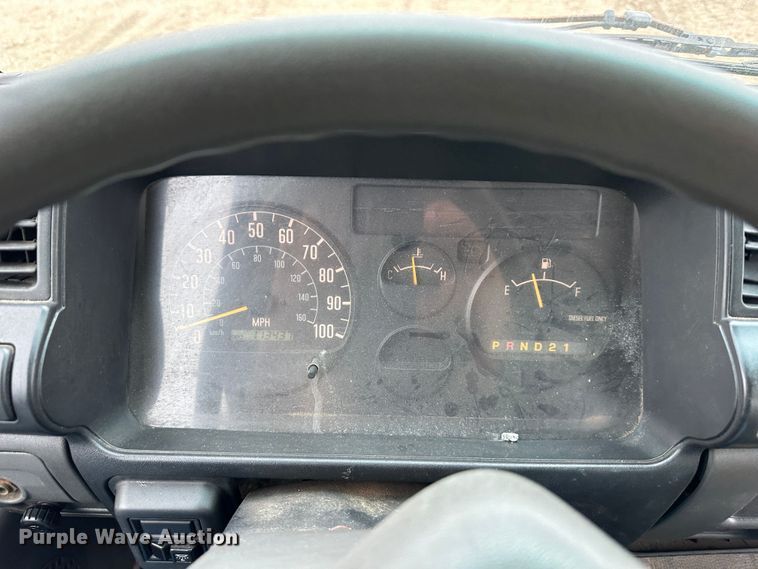 image for item DR5074 1999 Isuzu NPR  truck cab and chassis